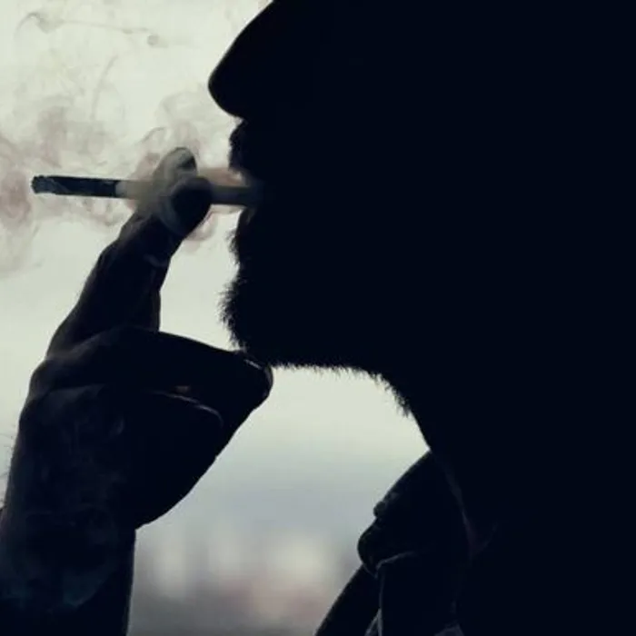 Давай закурим, товарищ, по одной… А надо ли?