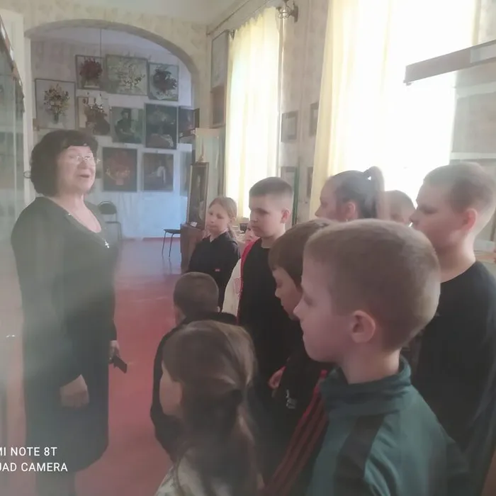 Выставка начинается… с кистей художника.