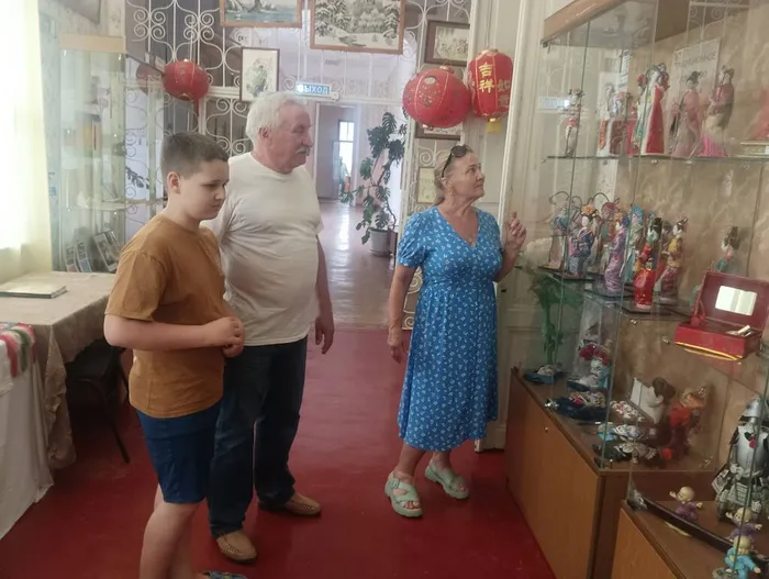 Семья в музее