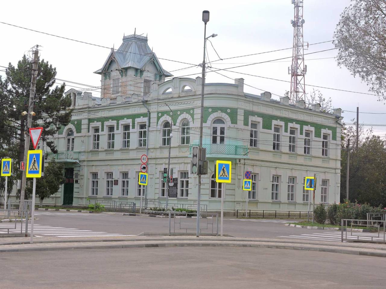 Староминская. Староминская музей. Фасад музея Староминской. Музей в Староминской описание внешний вид с норужи.